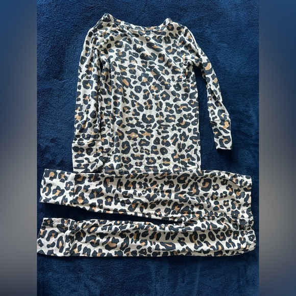 4 Pairs of 2T sleepers, pajamas, Posh Peanut, Gap and Little Sleepies - Picture 15 of 15